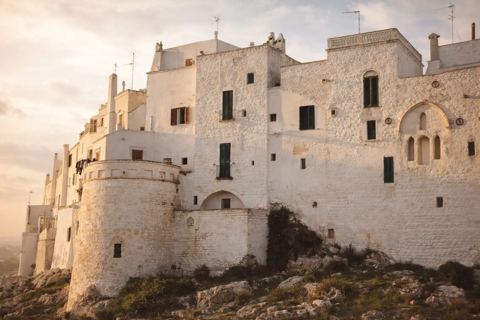 La città bianca pugliese che non è Ostuni: dove si trova, cosa vedere e come evitare la folla